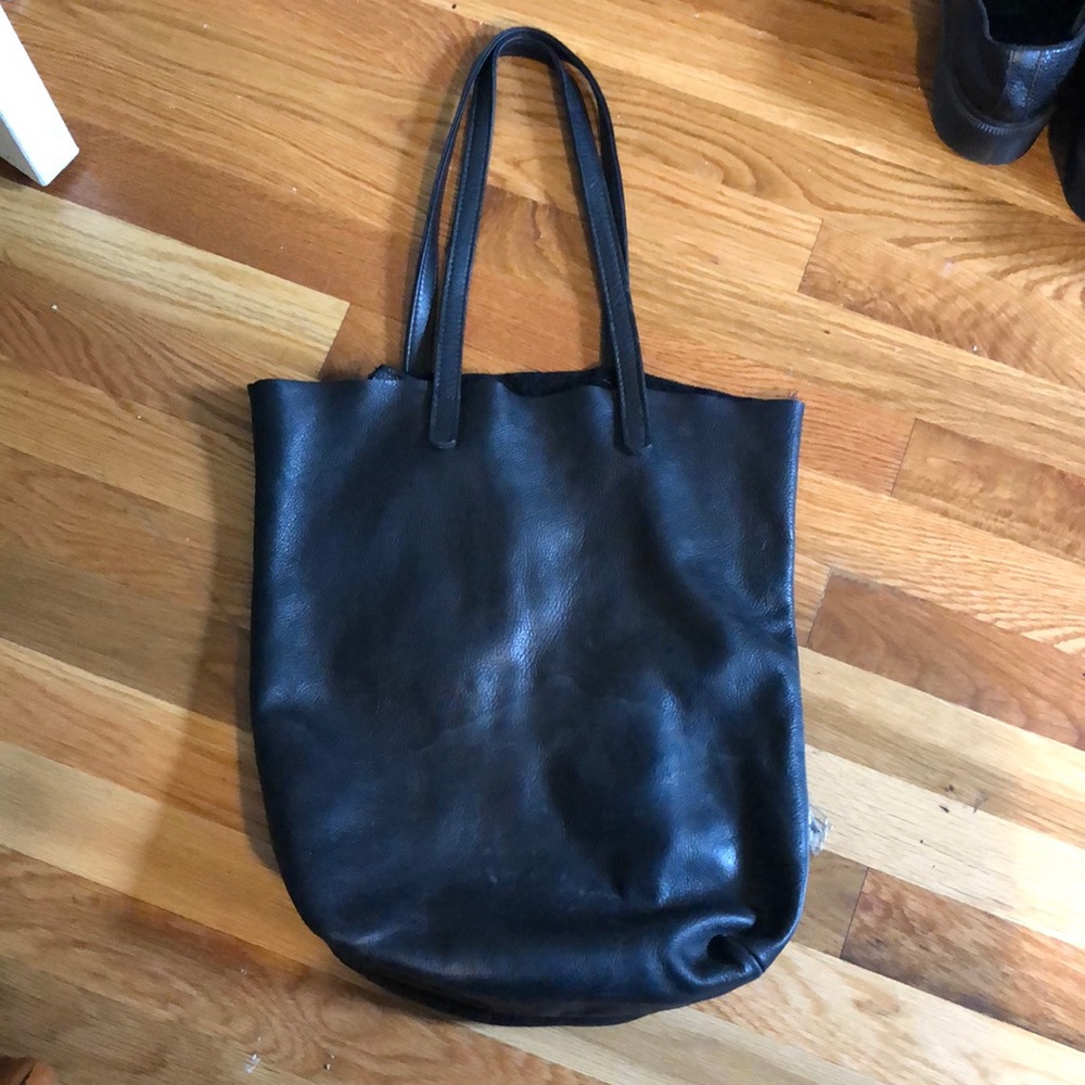 Beautiful leather baggu mulled leather bag.